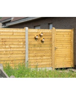 Omheining met massiefplanken